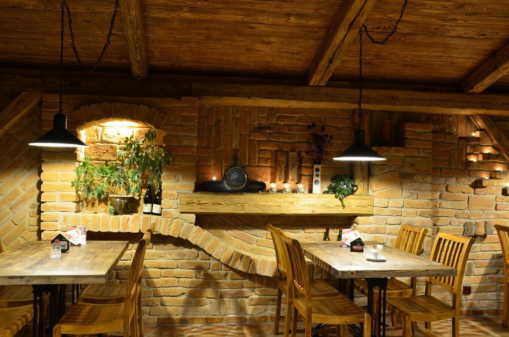 Restaurace A Penzion U Pešíků Červený Kostelec Exterior foto