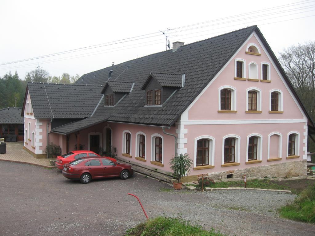 Restaurace A Penzion U Pešíků Červený Kostelec Exterior foto